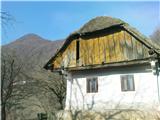Resenik 735 m s slamo krita hiška,zadaj Donačka